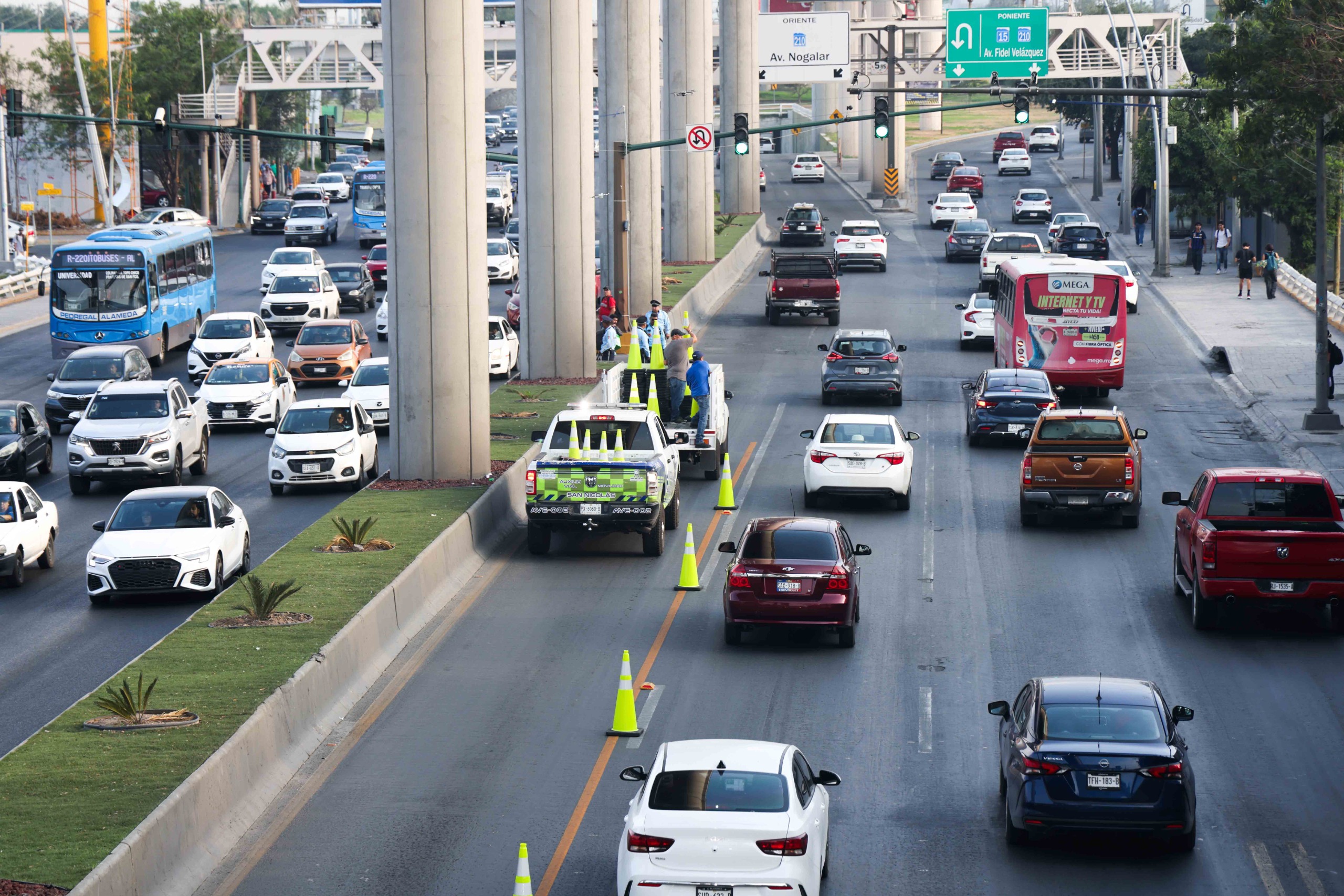 INSTALA SN PRIMER CONTRAFLUJO SEMAFORIZADO EN AV. UNIVERSIDAD